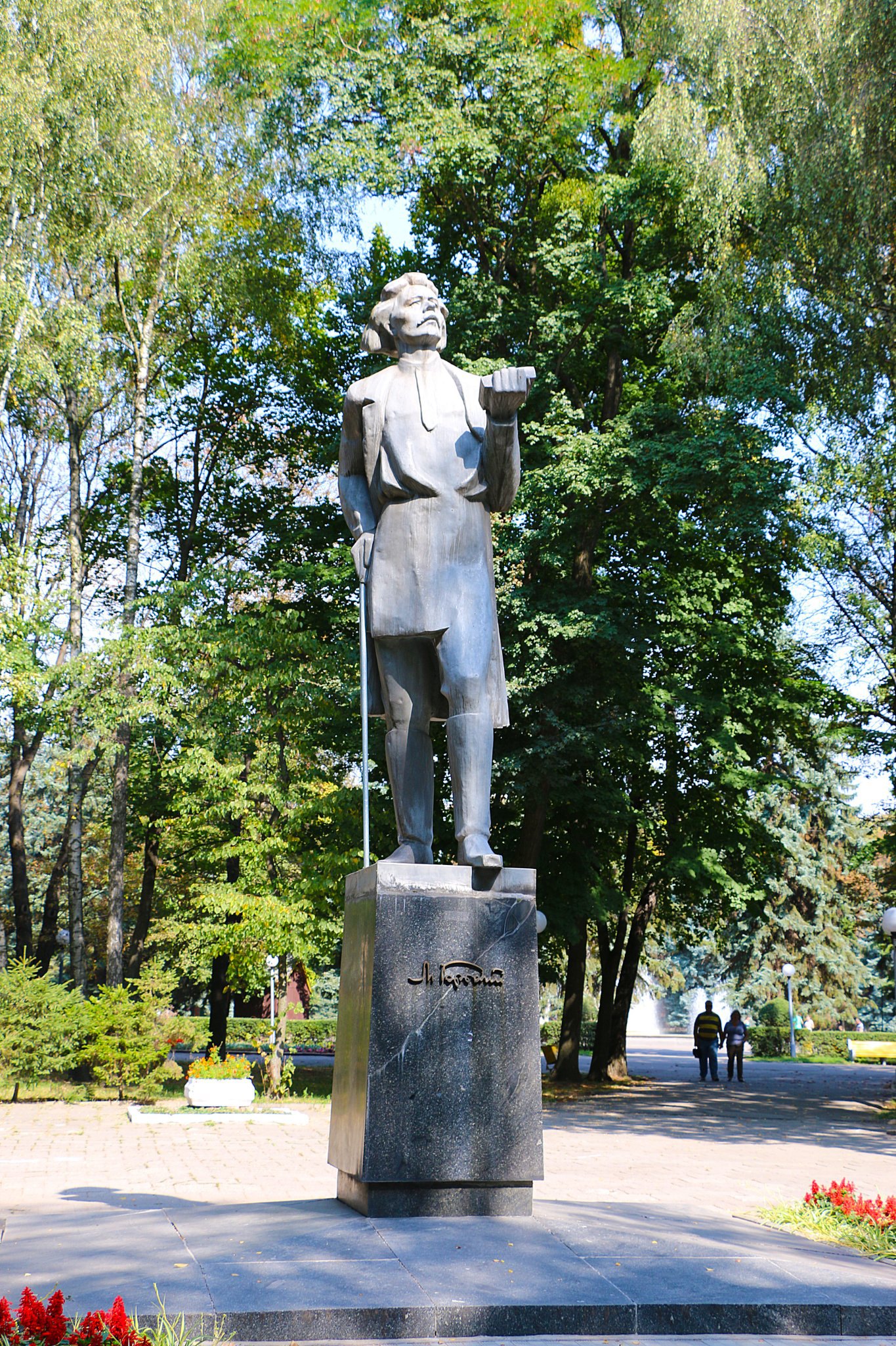 Пам'ятник Максиму Горькому у Центральному парку імені Миколи Леонтовича, 6 ківтня
