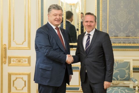 Порошенко обсудил с послом Дании ситуацию на Донбассе
