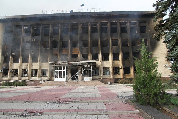 Там выглядела горадминистрация в Дзержинске, когда в город зашли украинские военные в июле 2014 года
