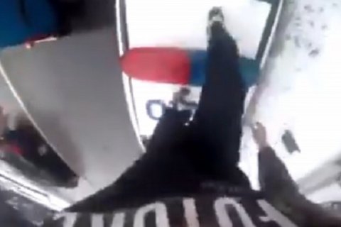 У Рівному хлопець пробіг по автомобілю патрульних, зняв усе на відео і виклав в інтернет