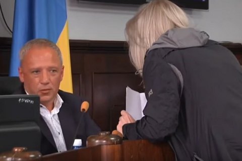 На сессии горсовета Черновцов женщина пыталась побить мэра документами