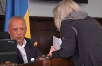 На сессии горсовета Черновцов женщина пыталась побить мэра документами