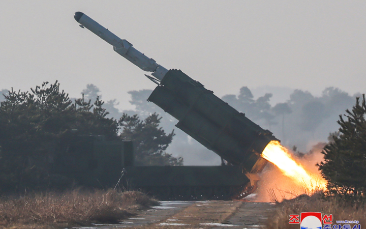 Північна Корея запустила балістичну ракету, яка вибухнула у повітрі
