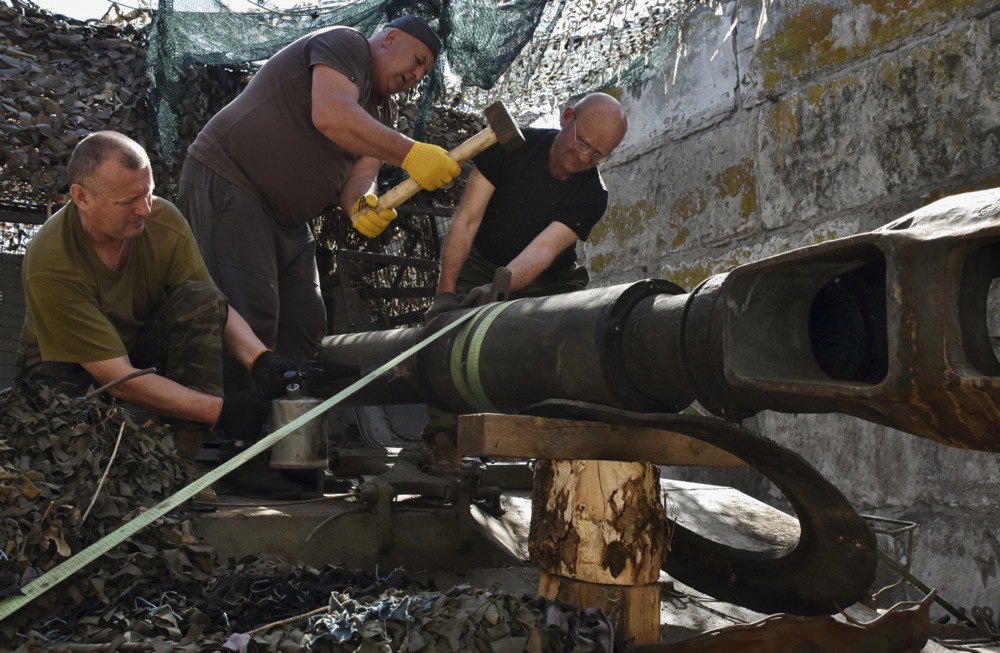 Військовослужбовці 65-ї ОМБр ЗСУ ремонтують САУ 2С3 «Акація» біля лінії фронту, Запорізький напрямок, 24
квітня 2025 р.