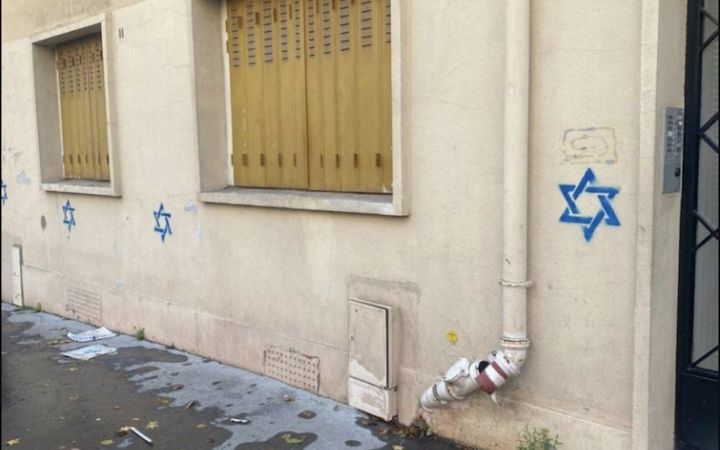 Десятки зірок Давида на будинках: в Парижі почали розслідування щодо антисемітських графіті