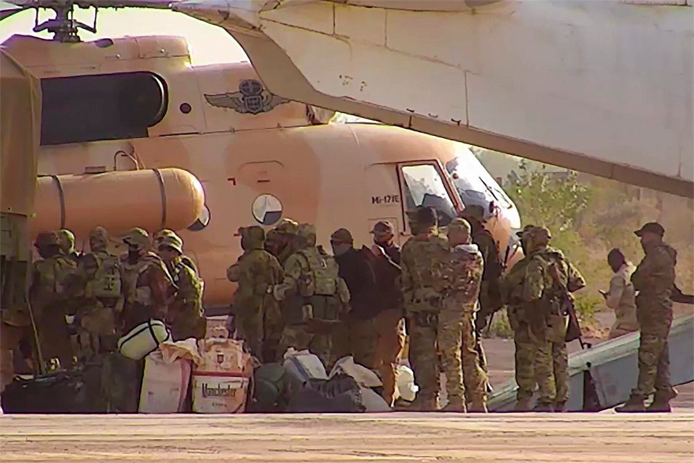 Російські найманці сідають на гелікоптер на півночі Малі, квітень 2022 року 