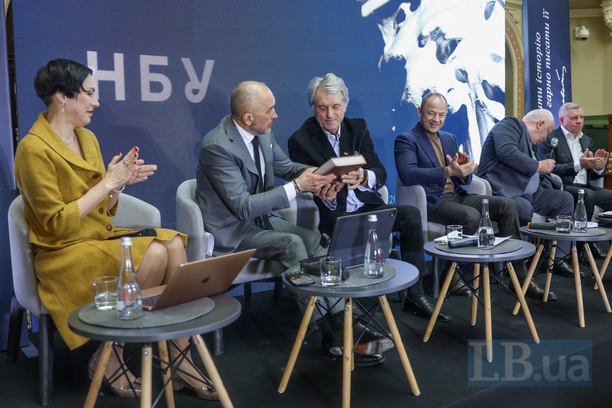 Cоня Кошкіна, Голова НБУ Андрій Пишний (з жовтня 2022 р), Віктор Ющенко (1993–2000 рр), Сергій Тігіпко ( грудень 2002 - листопад 2004 р), Степан Кубів (Голова НБУ 24 лютого - 19 червня 2014) і Яків Смолій (15 березня 2018 - 3 липня 2020 р)