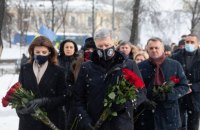 Порошенко с женой почтили память погибших майдановцев