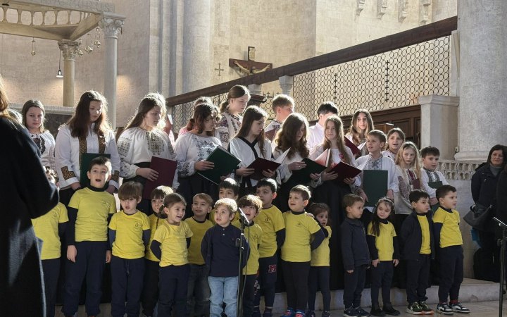 В італійському Барі майже 600 дітей вітали український хор плакатами й жовто-блакитними стрічками