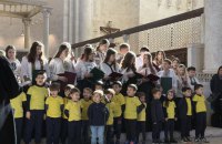 В італійському Барі майже 600 дітей вітали український хор плакатами й жовто-блакитними стрічками