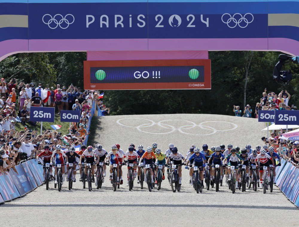 Спортсменки стартують у змаганнях з велоспорту BMX Racing під час Олімпійських ігор у Парижі 2024 року на стадіоні BMX у Сен-Кантен-ан-Івеліні, Франція, 28 липня 2024 року.