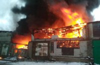 На складе в Бородянке загорелись шины, огонь охватил 1500 квадратных метров (обновлено)