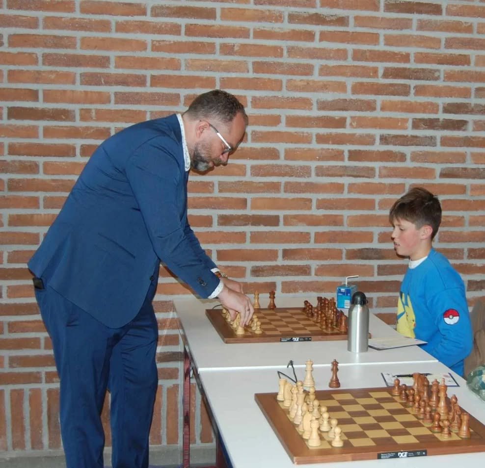 Павло Ельянов під час сеансу одночасної гри в Мюнхені, Німеччина