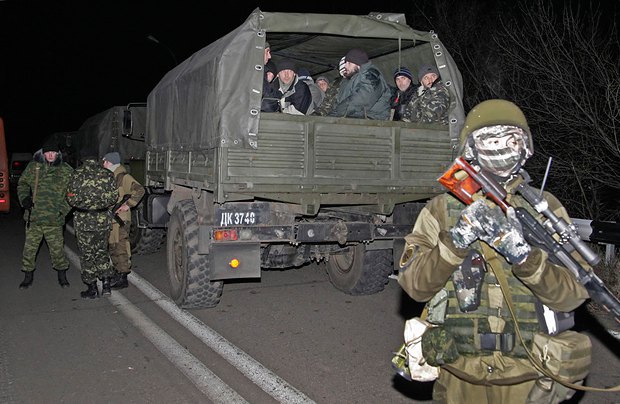Украинских пленных охраняют боевики на месте обмена