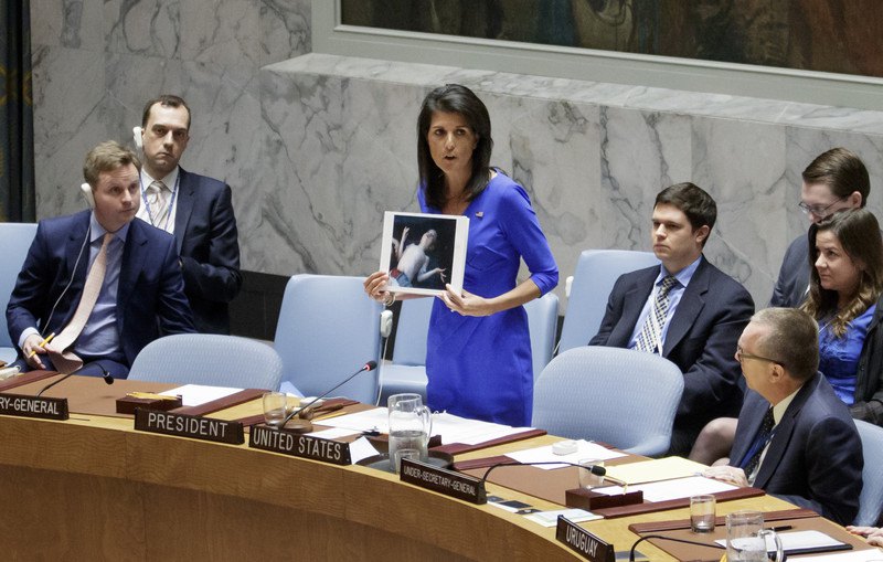 Посол США в ООН Никки Хейли демонстрирует фото жертв химатаки в Сирии во время чрезвычайного заседания совбеза ООН , Нью-Йорк,
США, 5 апреля 2017 г.
