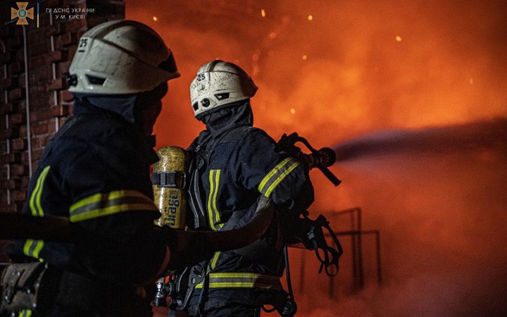 У Дарницькому районі Києва сталася масштабна пожежа, двоє постраждалих (оновлено)