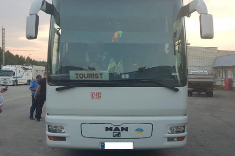 Водій туристичного автобуса намагався незаконно ввезти в Україну 400 кг сиру з Польщі