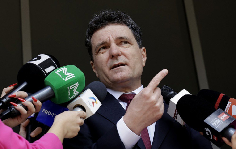 Нікушор Дан під час пресконференції у Бухаресті, 2 травня 2025 року.