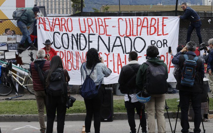 Експрезидента Колумбії засуджено до 12 років домашнього арешту