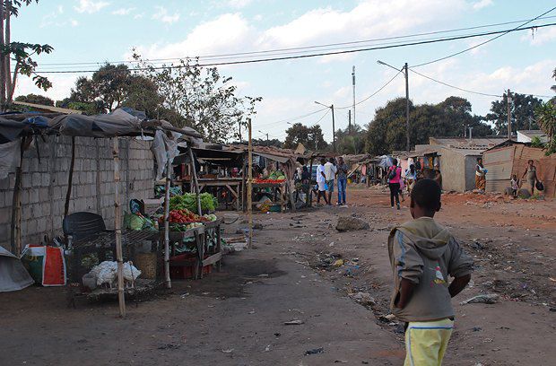 Типова для Мозамбіку вулиця, типовий ринок, типові будинки