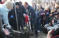 Попов очистил от грязи скандальный парк
