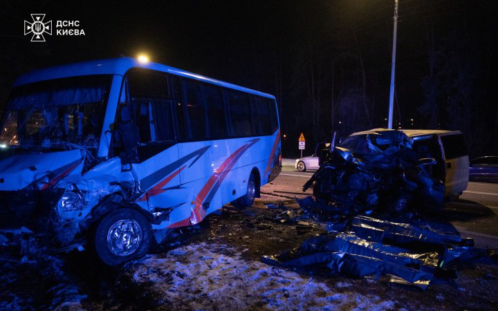 У Києві зіткнулись маршрутний автобус і мінівен, є загиблі та поранені