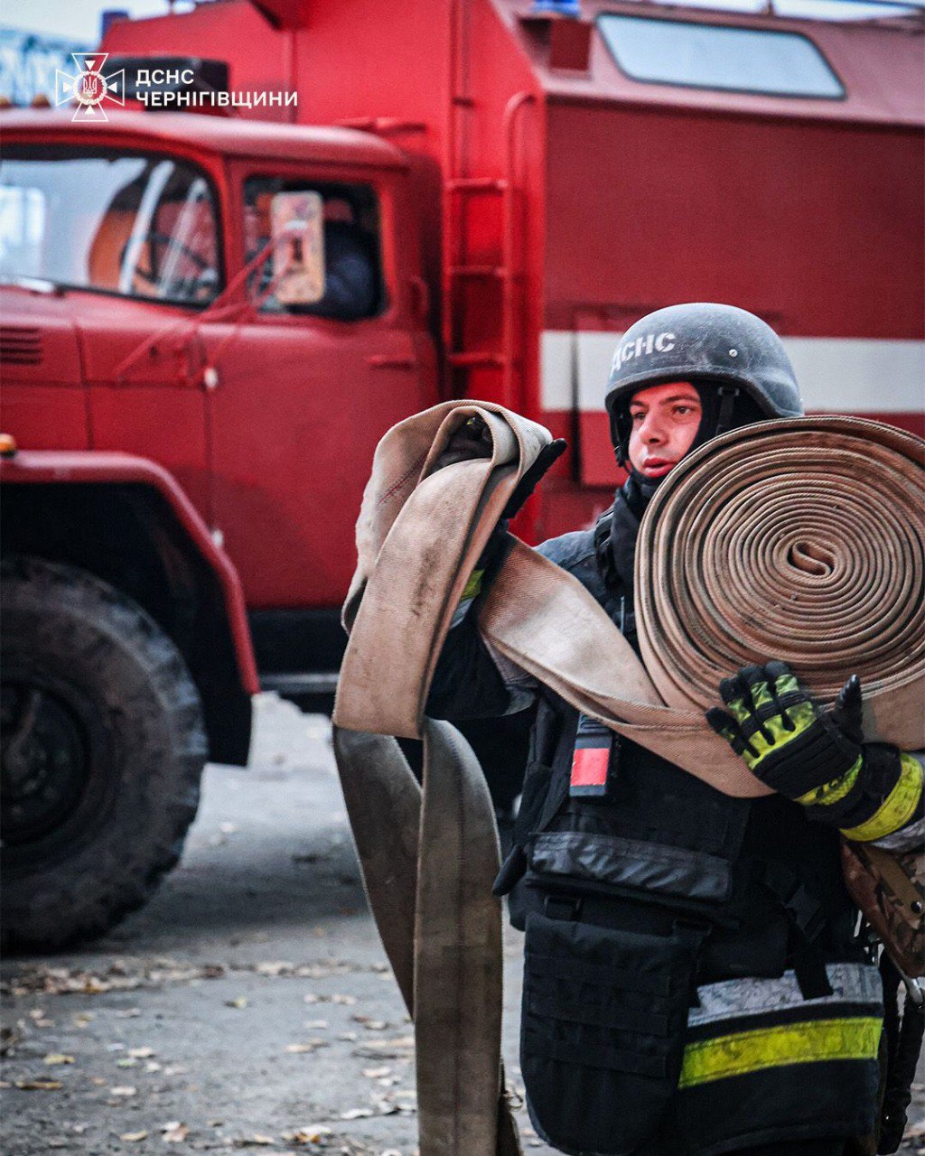 Рятувальник ліквідовує наслідки атаки