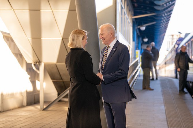 Посол США в Україні Бріджит Брінк зустріла на вокзалі Києва президента Джо Байдена