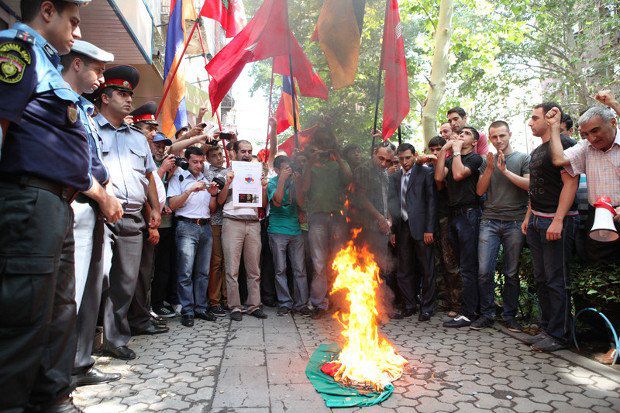 Сожжение венгерского флага в Ереване