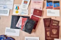 Порошенко показал новые паспорта РФ и удостоверение депутата Госдумы