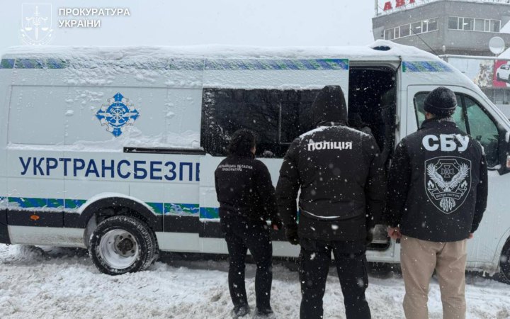 Двох посадовців Укртрансбезпеки підозрюють в отриманні хабарів за сприяння перевізникам в уникненні контролю