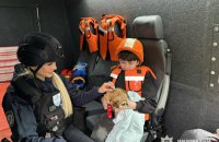 "Білі янголи" евакуювали під обстрілами матір з дитиною з прифронтової громади на Сумщині