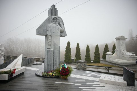 На Байковом кладбище открыли памятник украинскому космонавту Леониду Каденюку