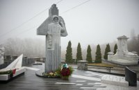 На Байковом кладбище открыли памятник украинскому космонавту Леониду Каденюку