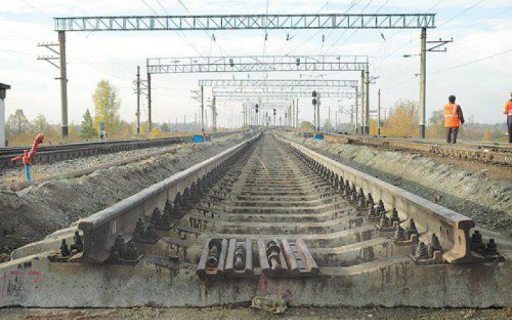 Росіяни обстріляли низку залізничних станцій, мінімум 16 поїздів затримаються