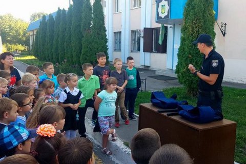 В управлении патрульной полиции Харькова провели экскурсию для школьников