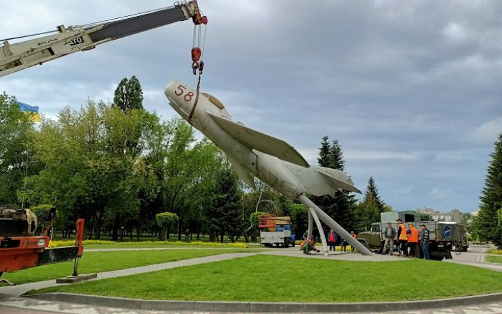 У парку Перемоги в Броварах демонтували радянський літак