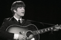 Гитару Джона Леннона продали с молотка за $2,4 млн