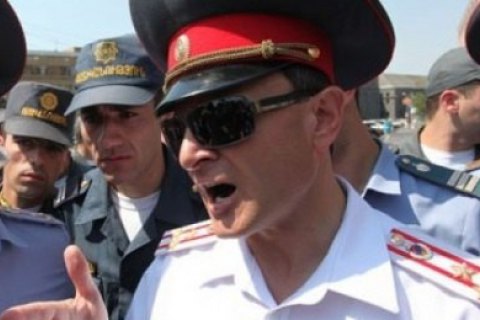 В Ереване освободили двух заложников из захваченного здания полиции
