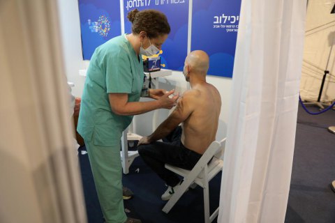 Ізраїль видаватиме "зелені паспорти" вакцинованим від COVID-19
