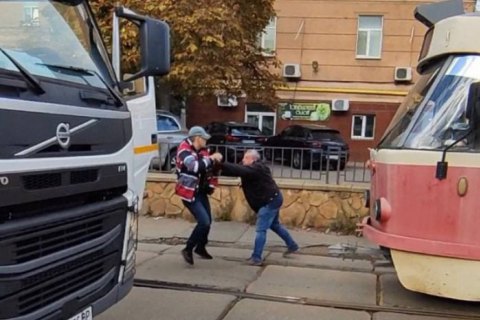 В Киеве на Подоле подрались водители трамвая и мусоровоза
