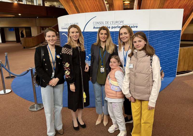 Українські депутатки разом з доньками під час роботи в залі ПАРЄ.