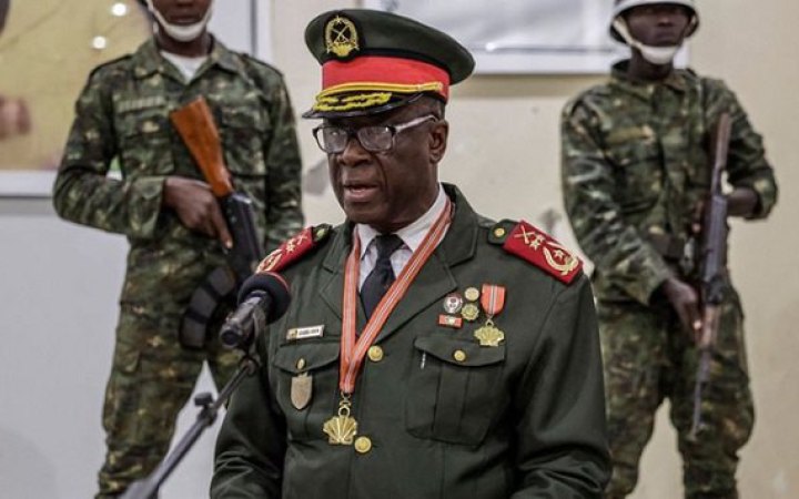 Генерал склав присягу як новий лідер Гвінеї-Бісау, поваленого президента прибув до Сенегалу