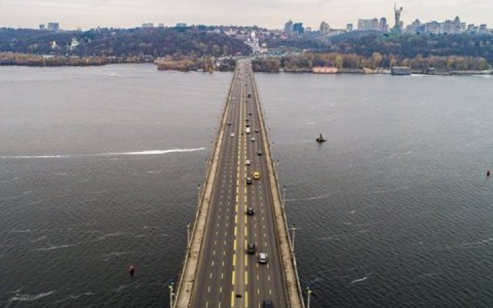 У Києві відновлюють рух мостами Метро та Патона