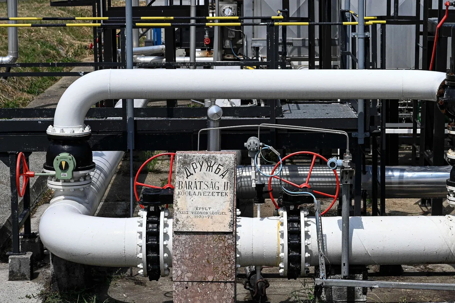 Точка прийому нафтопроводу «Дружба-2» на Дунайському нафтопереробному заводі <i>MOL</i> у Сазхаломбатті