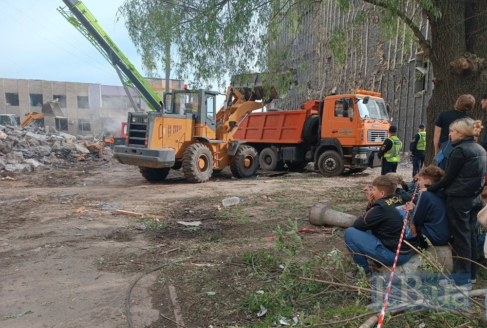 Діти чекають на однокласницю Марію, яка жила із сім'єю в зруйнованому будинку.