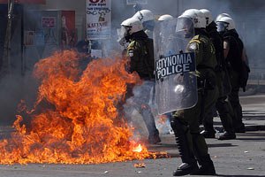 У Греції демонстранти напали на поліцію