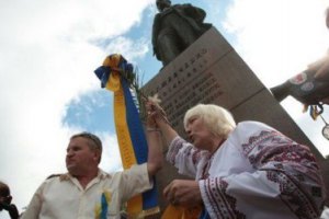 ЕСПЧ присудил €5000 пенсионерке, повредившей в 2011 году венок Януковича