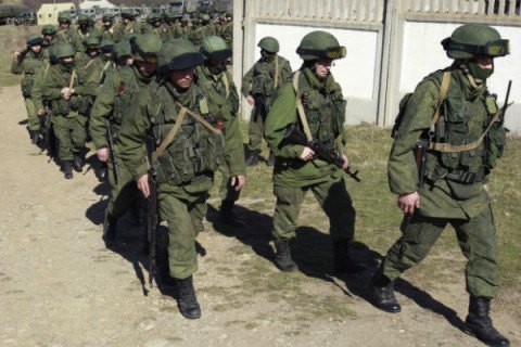 Крымчан просят сброситься на памятник "зеленым человечкам"