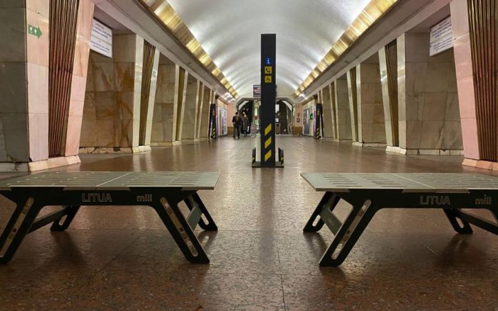 На низці станцій київського метро на час повітряної тривоги будуть використовувати модульні лави
